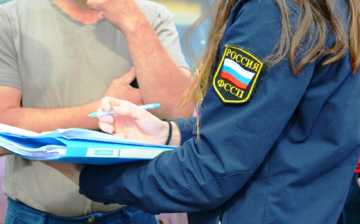 В Астрахани судебного пристава обвиняют в получении взяток