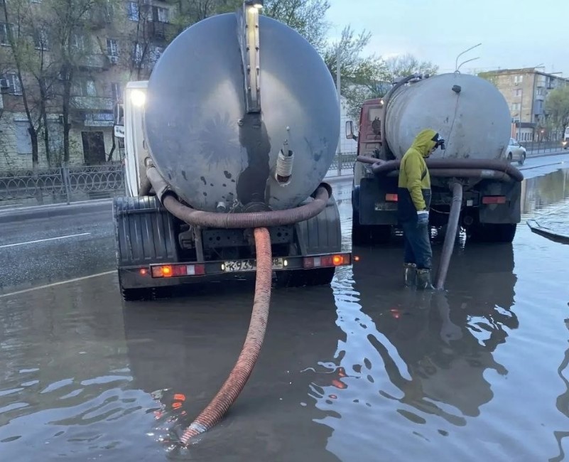 Более трех тысяч кубометров воды откачали с улиц Астрахани после ливня