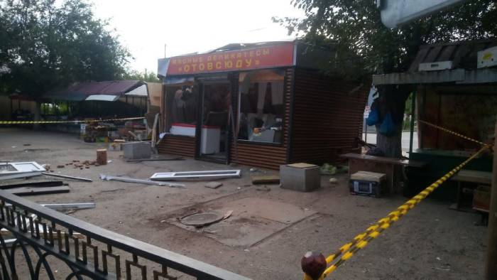 В Астрахани рядом с торговым павильоном произошел взрыв газовоздушной смеси, пострадала девушка