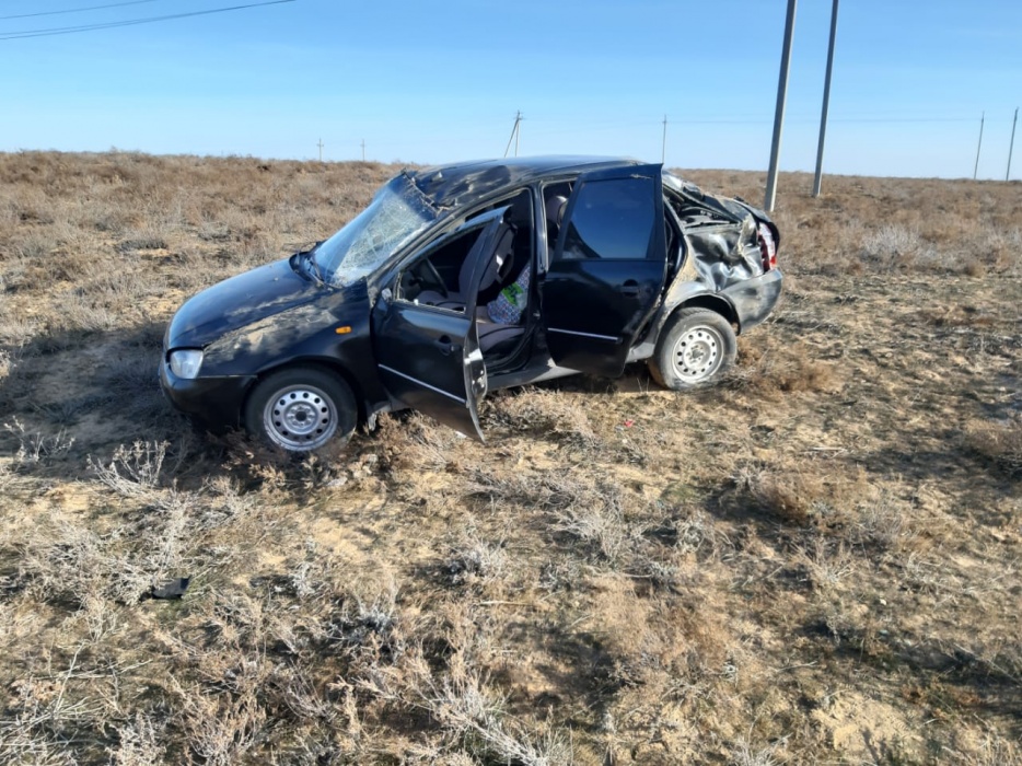 В астраханском селе перевернулась Приора, есть пострадавший