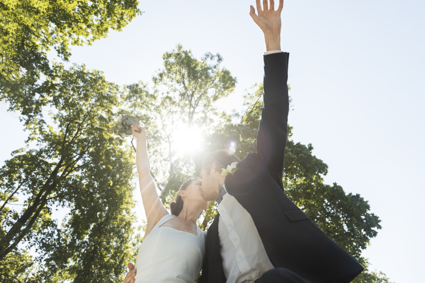 Красивая дата вызвала свадебный ажиотаж у астраханских молодоженов