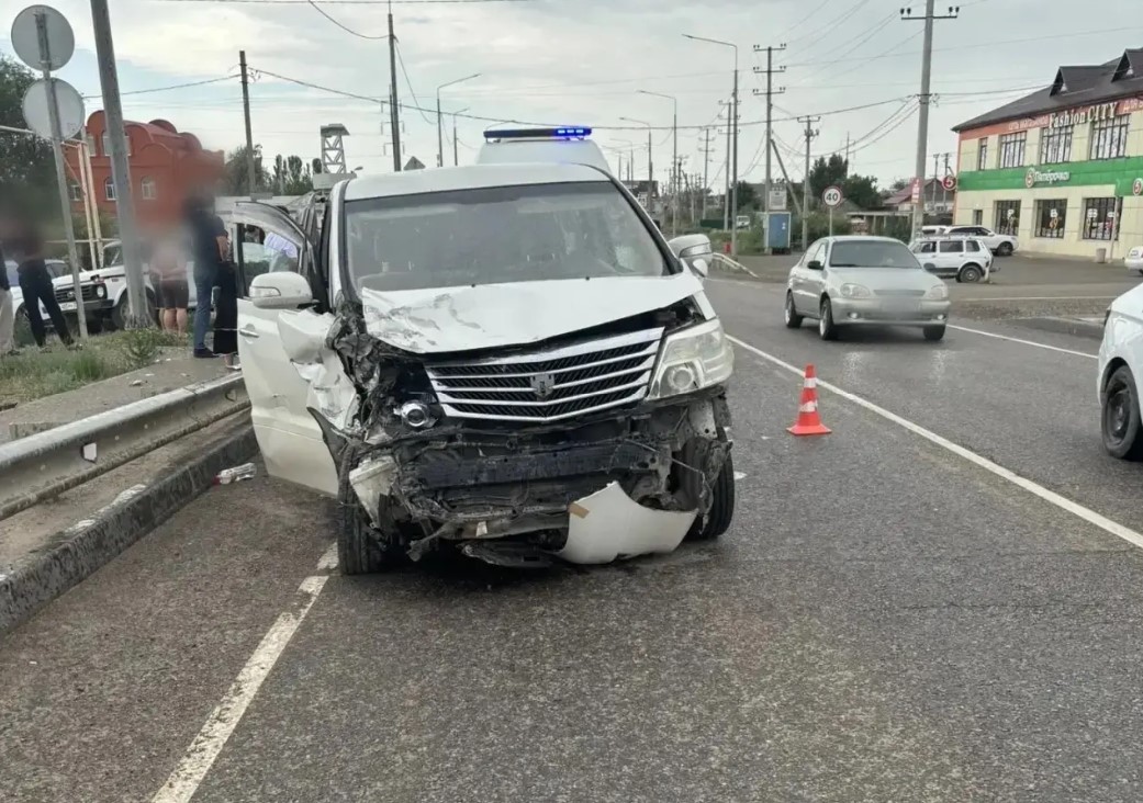 Двух детей и пенсионера увезли в больницу после ДТП под Астраханью