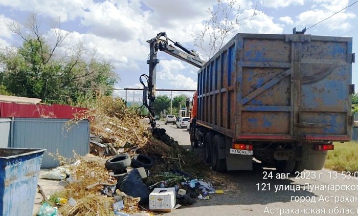 За день из Астрахани вывезли почти 40 тонн мусора