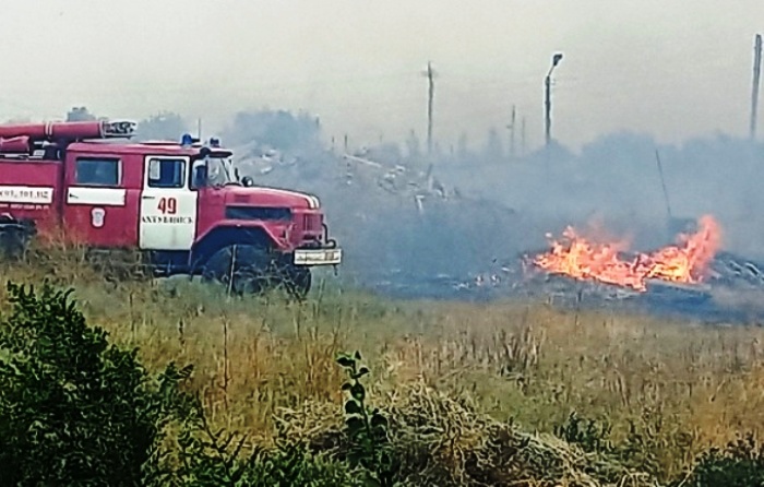 На севере Астраханской области тоже горит: в Ахтубинске пожаром охвачены 5 домов и 5 хозпостроек