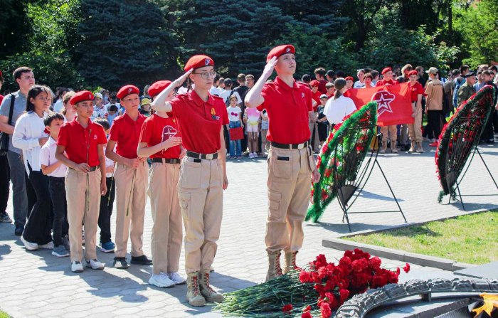В Братском саду Астрахани память павших защитников Родины почтили более 400 человек 
