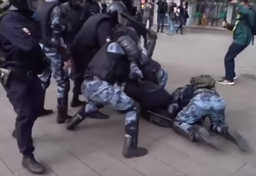 После массовых протестов прокуроры попросили Мосгорсуд смягчить приговор Павлу Устинову