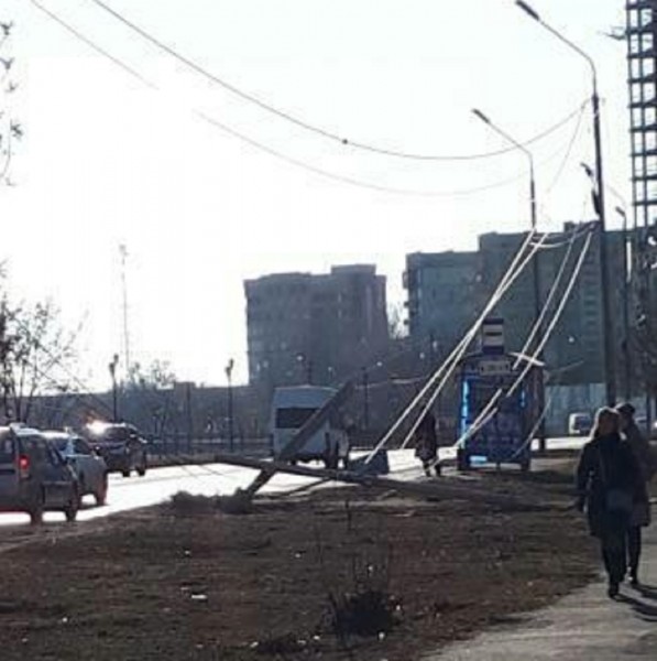 В Астрахани на проезжую улицу упал бетонный столб 