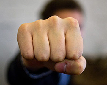 В Астрахани подросток избил и ограбил друга, забрав куртку и кроссовки