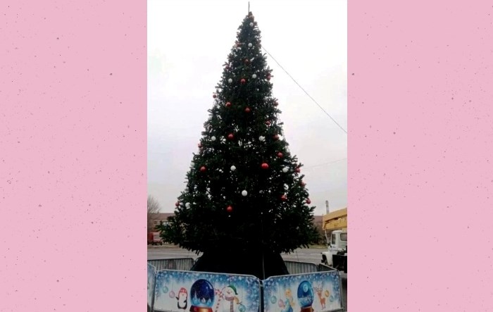 В Ахтубинске восстановили главную елку города, упавшую во время непогоды