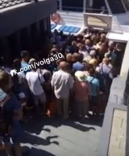 Многокилометровую очередь на речной трамвайчик засняли в Астрахани