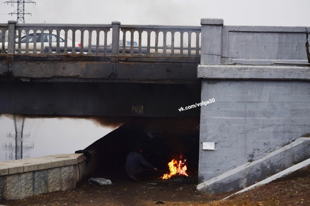 Астраханец развел костер под мостом