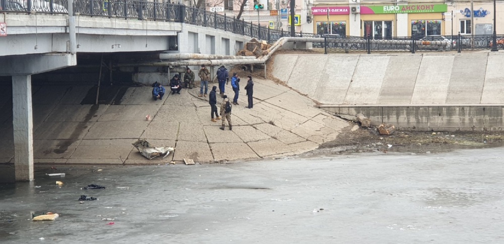 В центре Астрахани на льду все еще рыбачат смертники