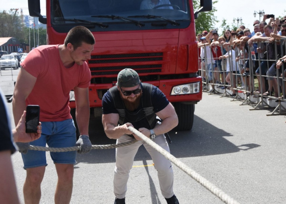 Астраханский депутат тянет на себе не только развитие городского спорта, но и 12-тонный грузовик (шок! фото!)
