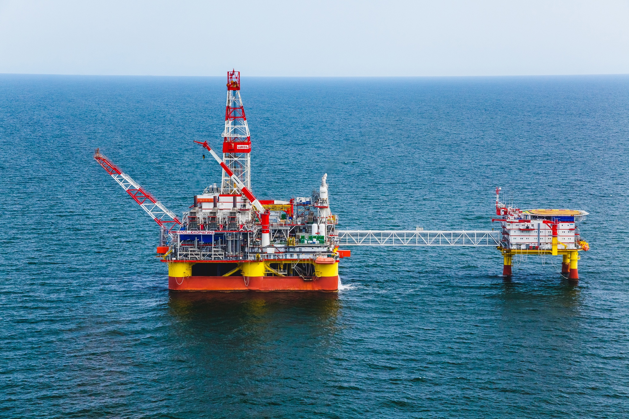 Лукойл добыл 10 млн тонн нефти на месторождениях Северного Каспия