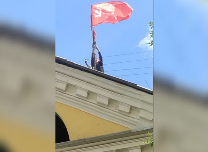 В Астрахани на улице Советской водрузили Знамя Победы