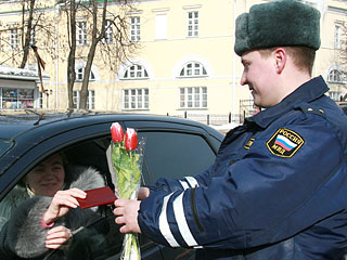 8 марта ГИБДД подарит астраханкам цветы