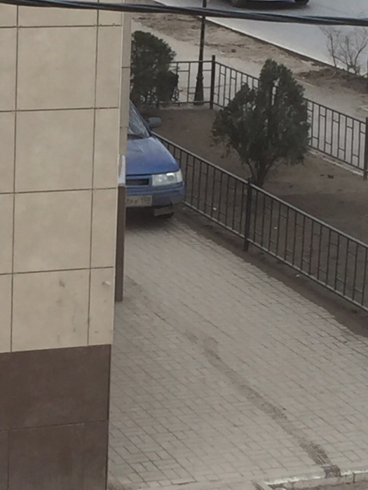 Астраханка идет по дороге с коляской из-за водителя-эгоиста (ВИДЕО)