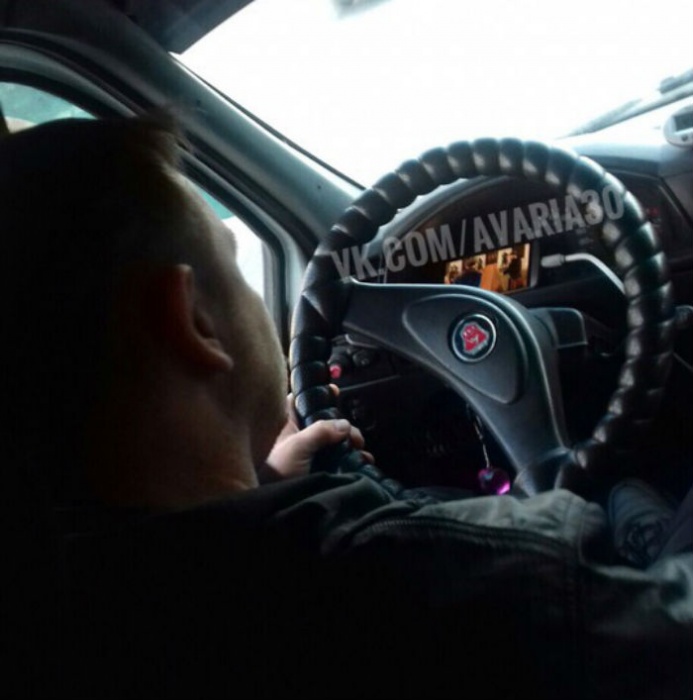 Астраханцы интересуются, долго ли маршрутчик будет смотреть сериал за рулем 