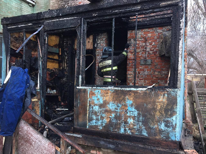 В Астрахани на пожаре в многоэтажке погибла женщина