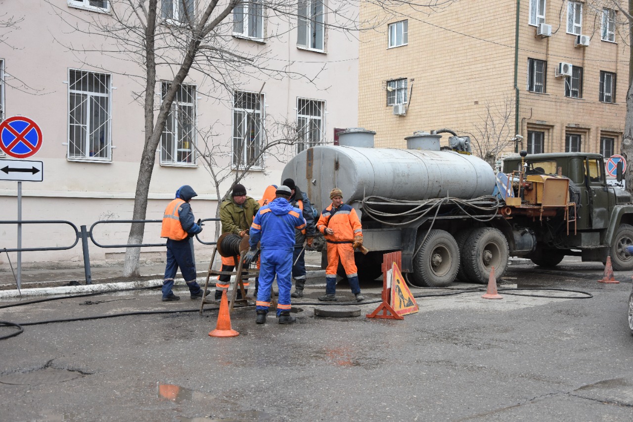 Игорь Седов лично проверил работу Астрводоканала на провале в районе Больших Исад