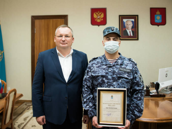 Igor Martynov premiado com a Guarda Russa, que liquidou o incêndio criminoso do edifício regional da Duma