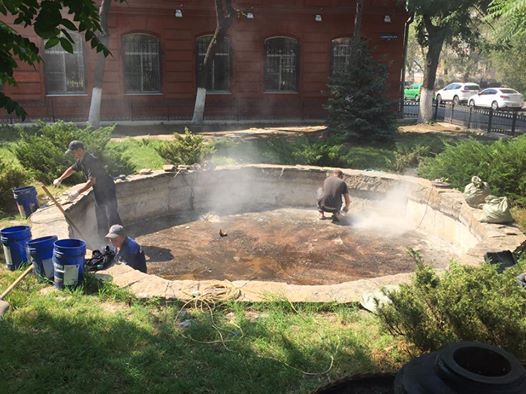 В Астрахани ремонтируют скандально известный фонтан