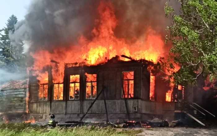 На севере Астраханской области подожгли два жилых дома и две хозпостройки