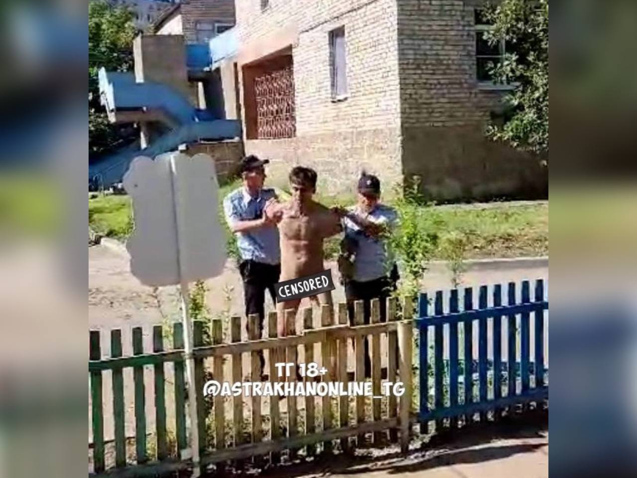 Астраханцы сообщают о голом мужчине на территории детского сада 