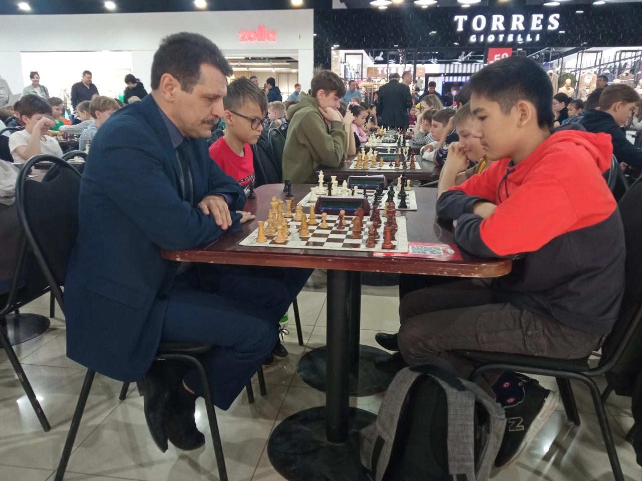 Астраханские шахматисты сразились в турнире «Три Кота»