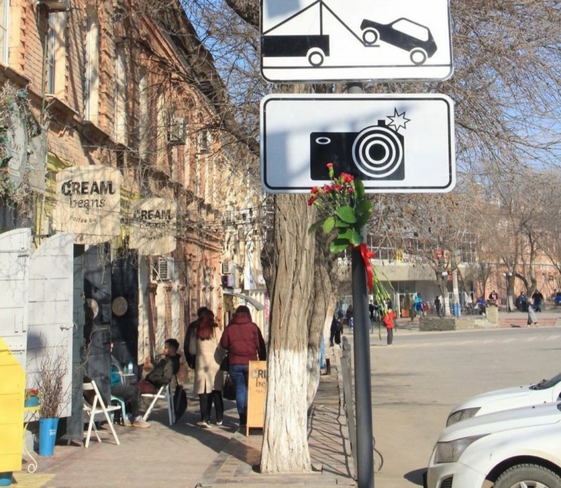 Массовый запрет на парковку в центре Астрахани "душит" предпринимателей