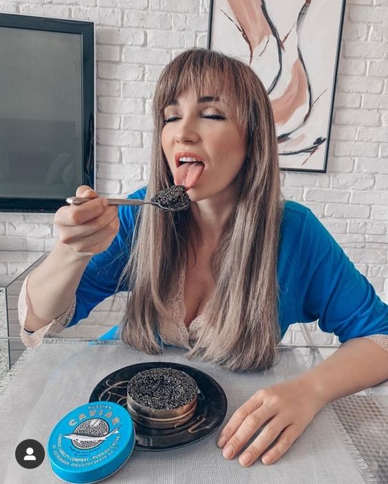 Анфиса Чехова опубликовала сексуальное фото с астраханской икрой