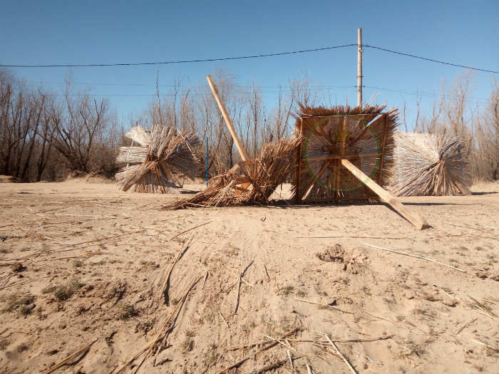 В Астрахани ветер разрушил городской пляж