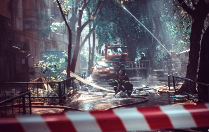 В Астрахани пострадавшую при пожаре пятиэтажку проверят в течение двух дней на предмет возможной ее дальнейшей эксплуатации