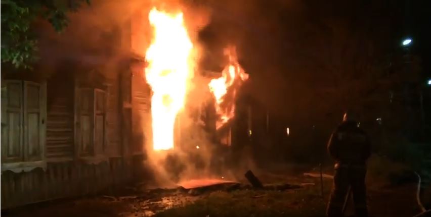 Ночью в Астрахани произошел крупный пожар. Видео