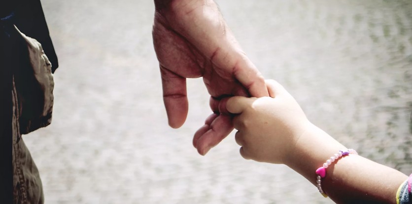 Судебным приставам пришлось помочь воссоединению астраханца с 10-летней дочкой