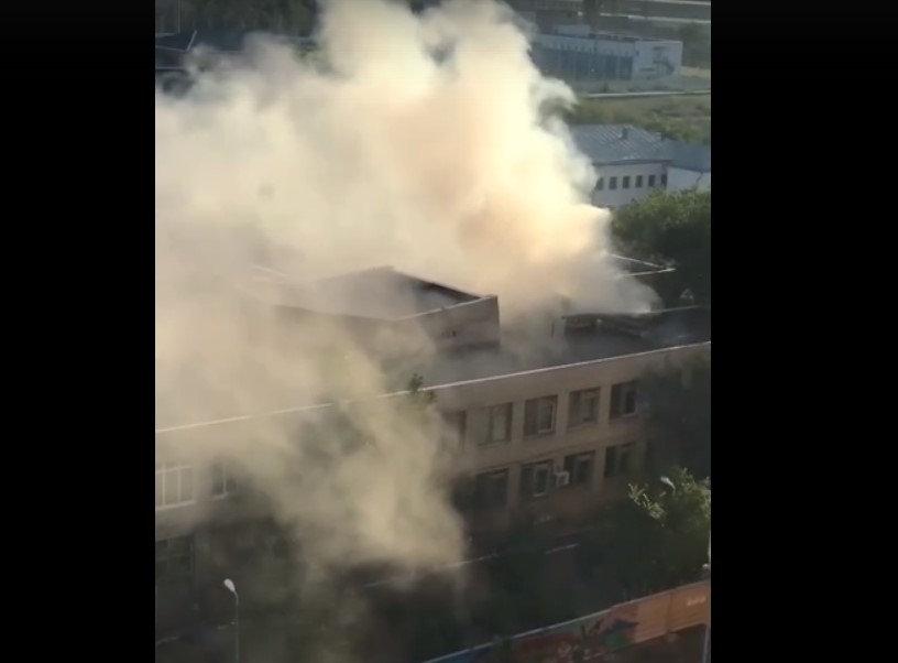 В здании астраханской школы вспыхнул пожар