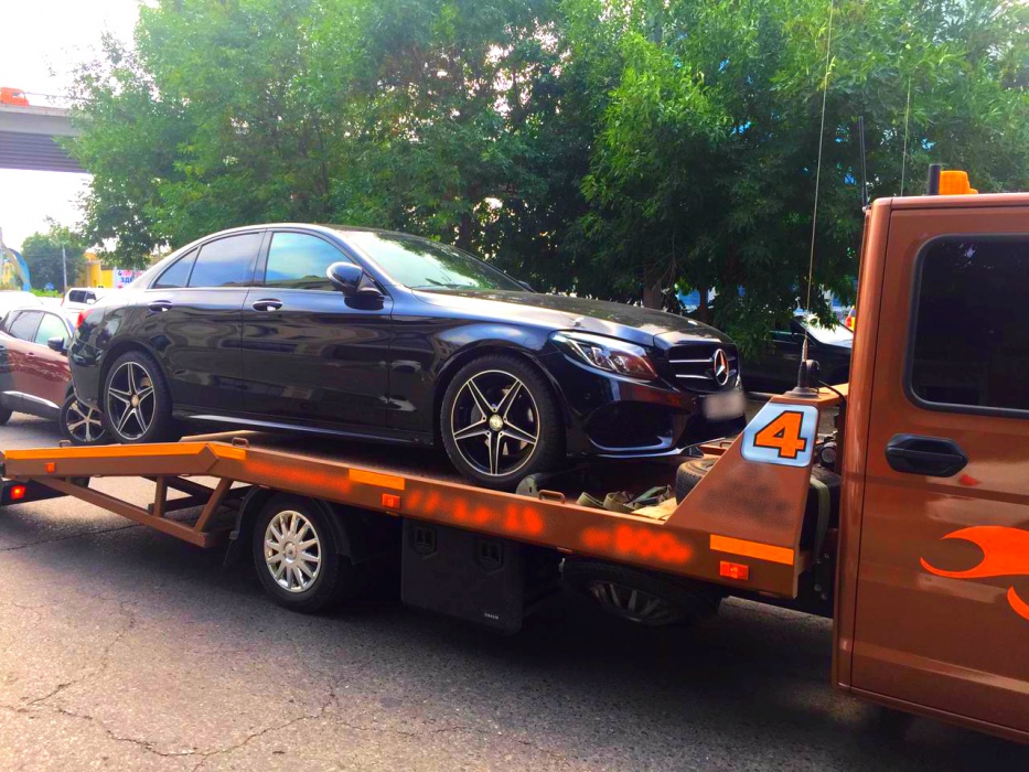 Крутую машину астраханца увезли прямо на его глазах