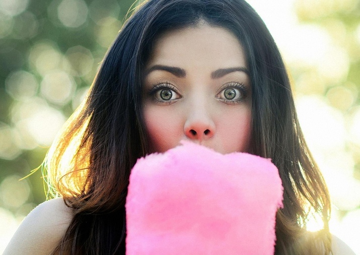 Астраханец ужаснулся технологии изготовления сладкой ваты на городской детской площадке 