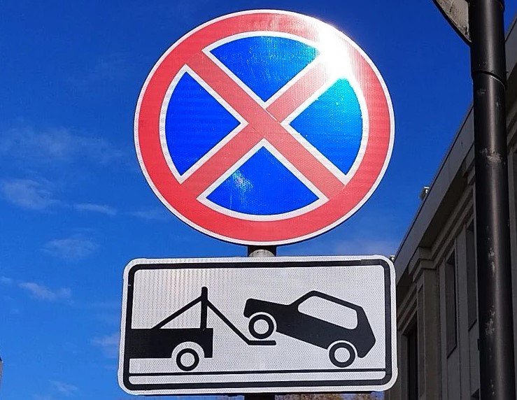 В Астрахани у популярного гастронома запретили парковку 