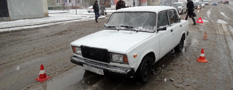 В Астрахани 18-летний водитель на авто с разными колесами сбил пожилую пару