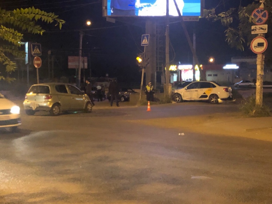 Ночью в Астрахани водитель такси хотел проскочить, но врезался в столб. Есть пострадавшие