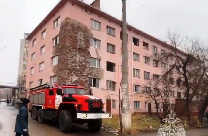 В Астрахани загоревшаяся электрощитовая у расселенной пятиэтажки собрала усиленную пожарную группу