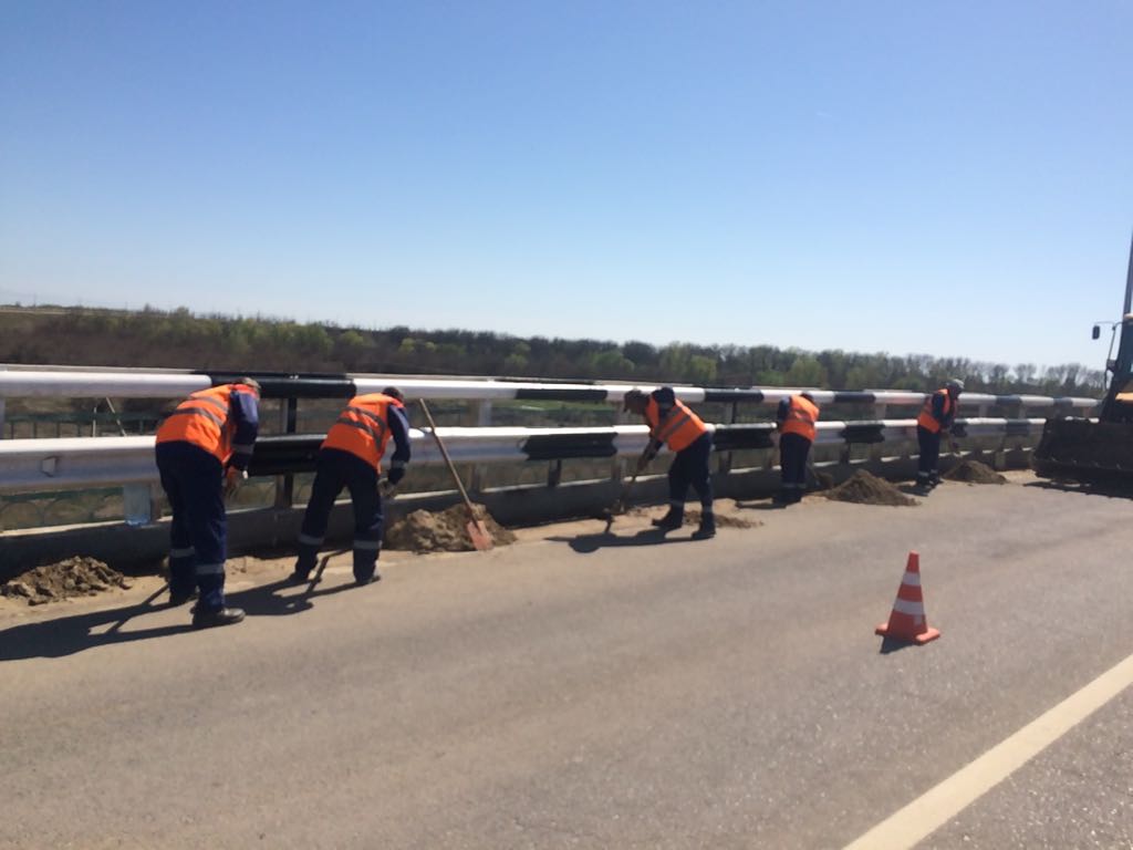 В Астраханской области отмывают дороги