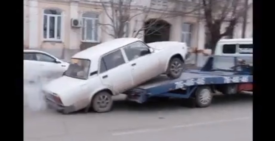 Астраханец на "семерке" соскочил с эвакуатора: видео