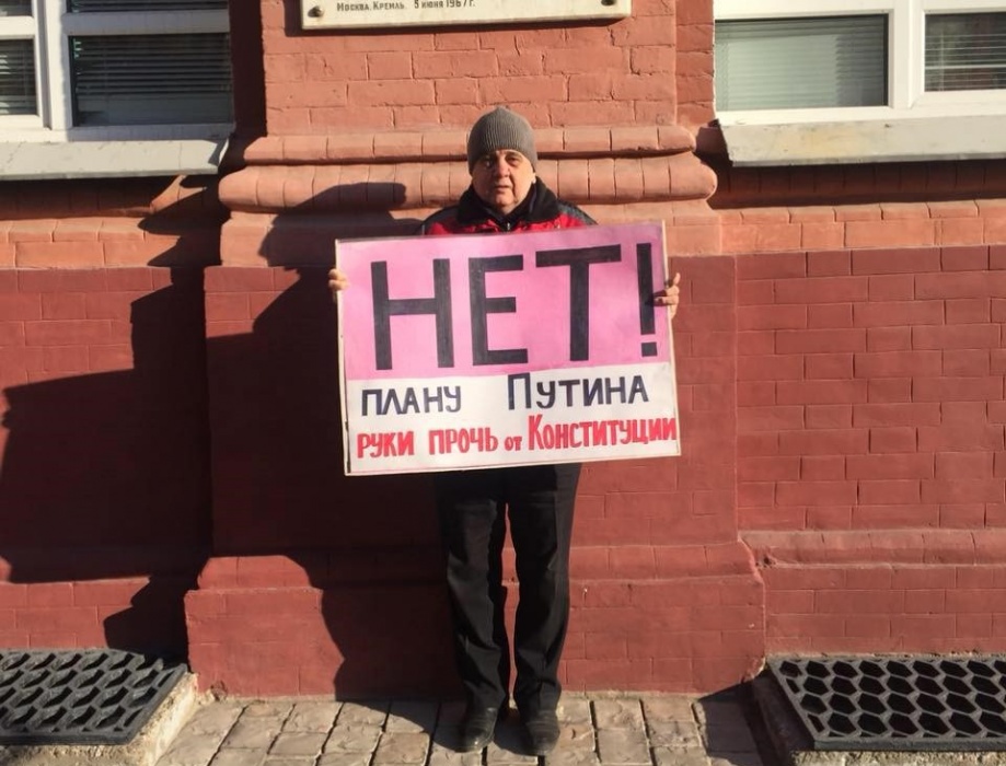 Астраханскому человеку-плакату грозит уголовное дело за восклицательный знак? Это может обернуться самосожжением