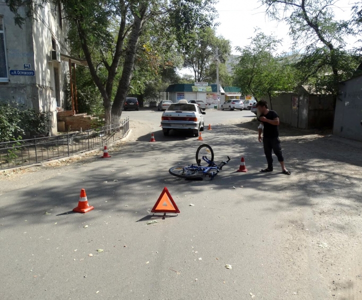 В Астрахани таксист сбил велосипедиста во дворе дома