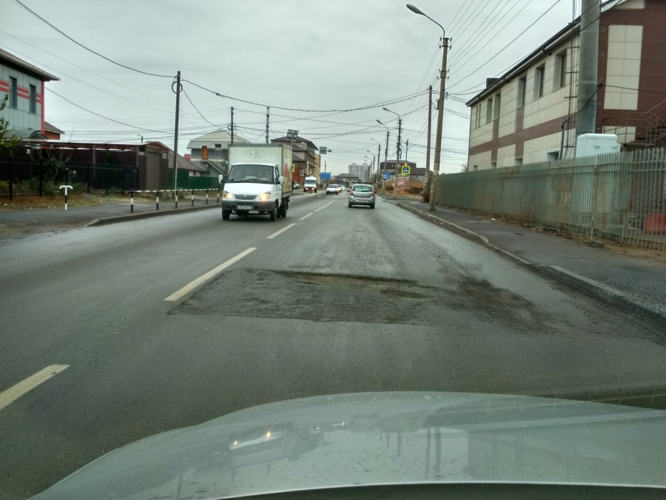 В Астрахани на дороге появилась опасная яма