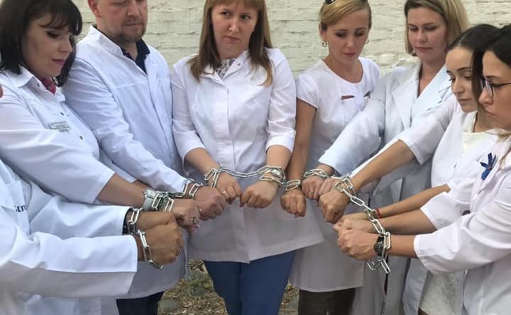 Астраханские врачи сковали себя цепью в поддержку осуждённого коллеги