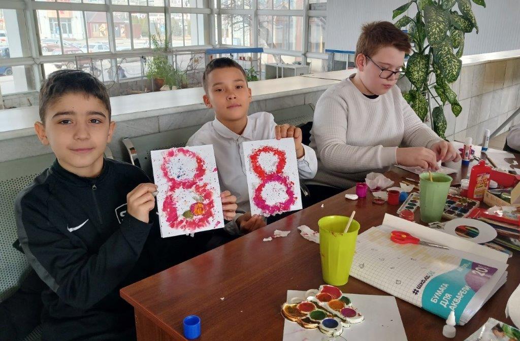 Мастер-классы по изготовлению подарков на 8 Марта состоялись на железнодорожном вокзале Астрахани