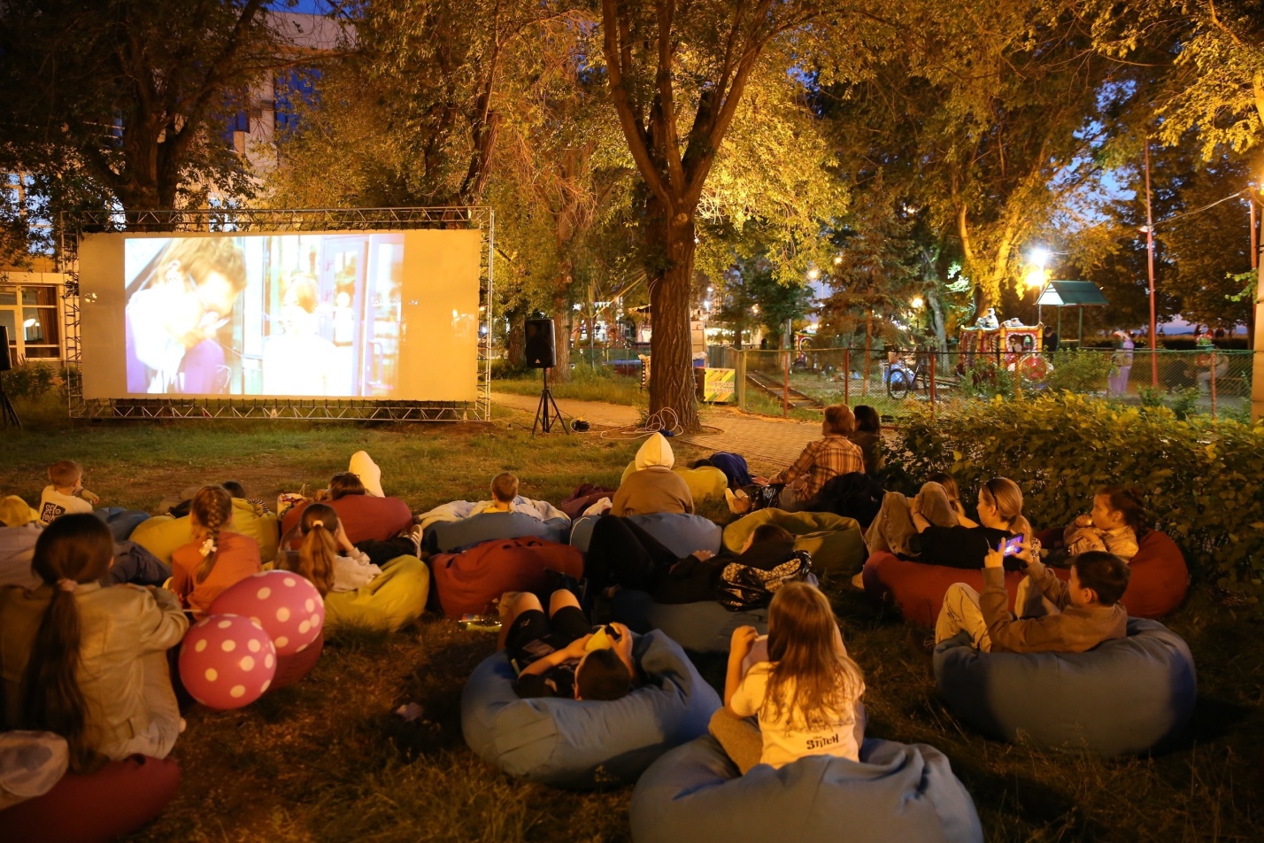 Кинотеатр на воздухе в Астрахани закроет сезон семейной комедией